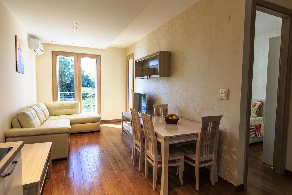 De Lux Apartments Petrovac Bagian luar foto